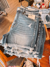 Load image into Gallery viewer, frayed shorts reg + curvy
